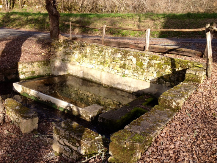 Le lavoir en contrebas de l'église de Peyzac. - Peyzac-le-Moustier