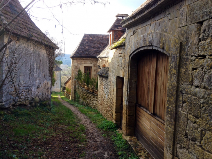 Chemin de randonnée à travers le village. - Peyzac-le-Moustier