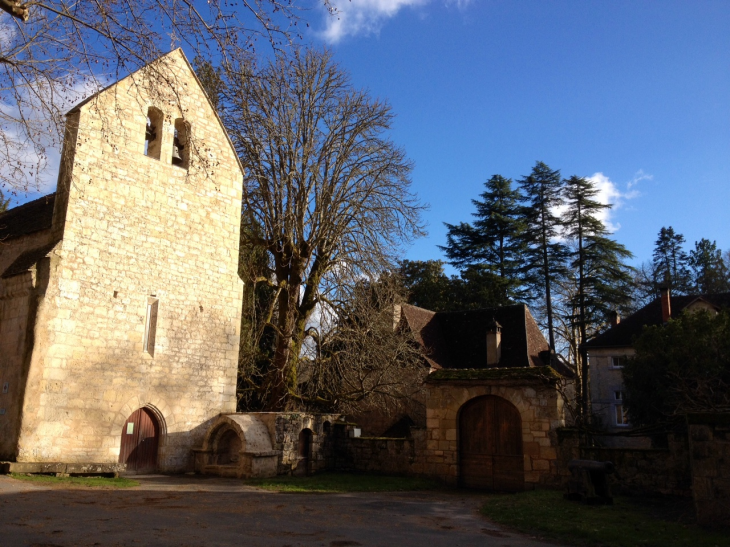 L'église du Moustier dans son environnement. - Peyzac-le-Moustier