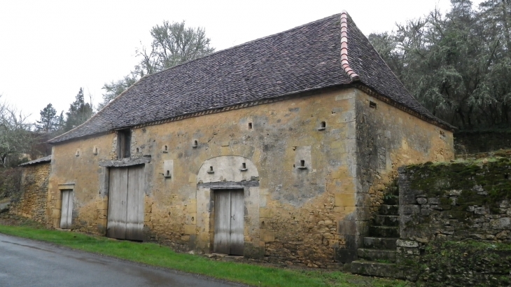 Ancienne grange-pigeonnier. - Pezuls