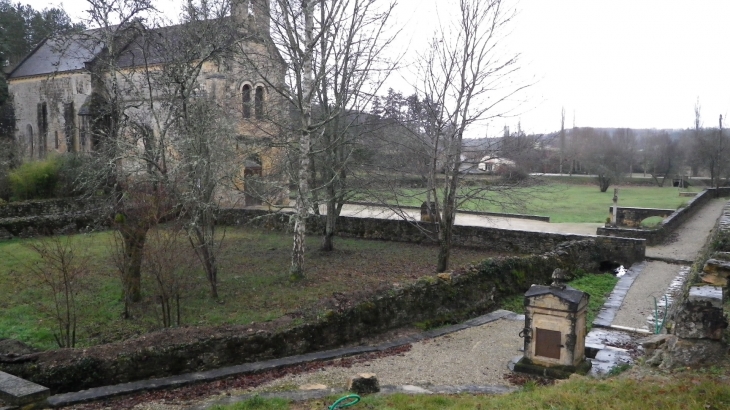 La fontaine prés de l'église. - Pezuls