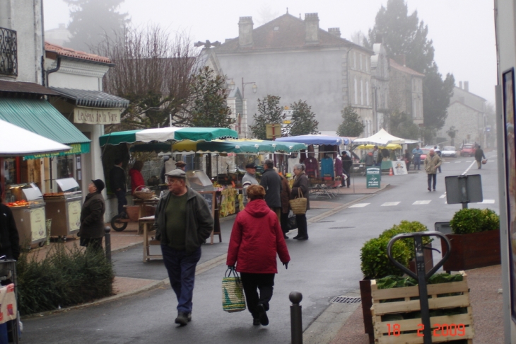 Piégut-Pluviers 24360 le marché du Mercredi