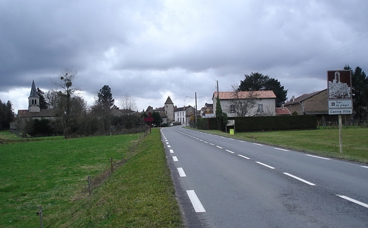 Entrée de Pluviers côté nord par N675 - Piégut-Pluviers