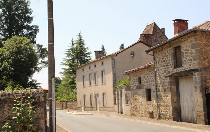 Le Village - Piégut-Pluviers