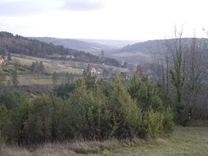 Dans la vallée du Vimont, Plazac et son clocher carré 12ème (ancien donjon).