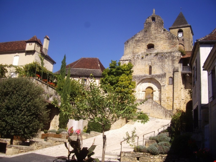 L'église romane (IMH) et son clocher (ancien donjon). - Plazac