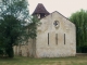 L'église romane et son chevet plat à triplet.