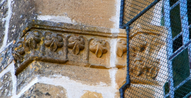 Chapiteau sculpté du chevet de l'église Notre Dame de la Purification. - Preyssac-d'Excideuil