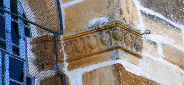 Chapiteau sculpté du chevet de l'église Notre Dame de la Purification. - Preyssac-d'Excideuil