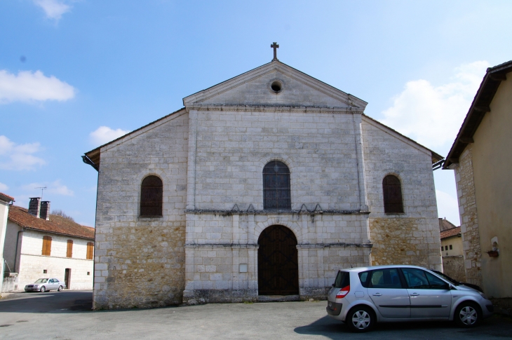 La façade occidentale de l'église en partie du XVIIe siècle restaurée. - Quinsac