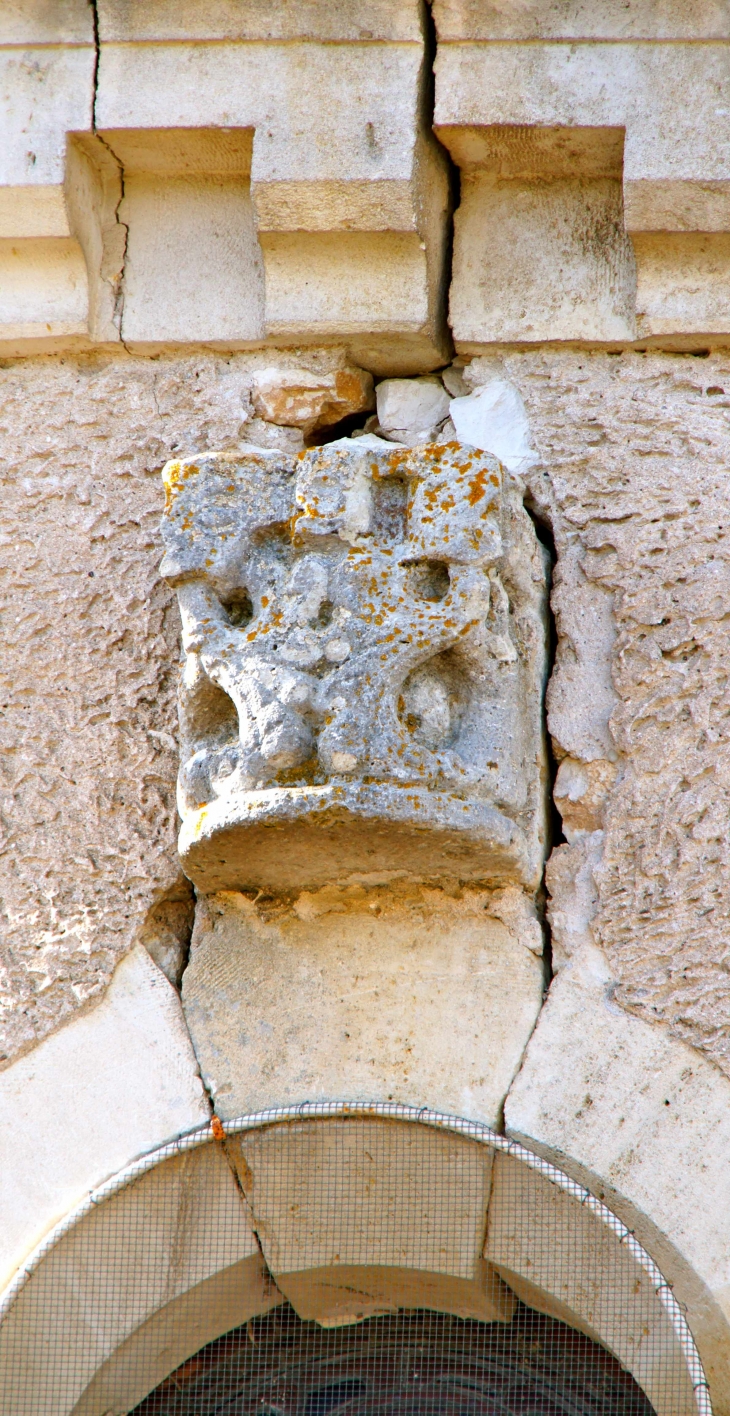 Sculture sur le mur de l'église Saint-Barthélémy. - Razac-de-Saussignac