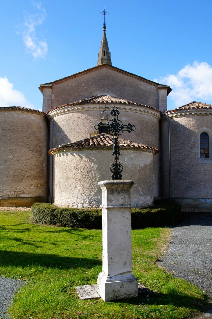 Croix de Mission et arrière de l'église Saint-Barthélémy. - Razac-de-Saussignac