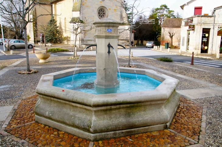 La jolie fontaine de la place - Razac-sur-l'Isle