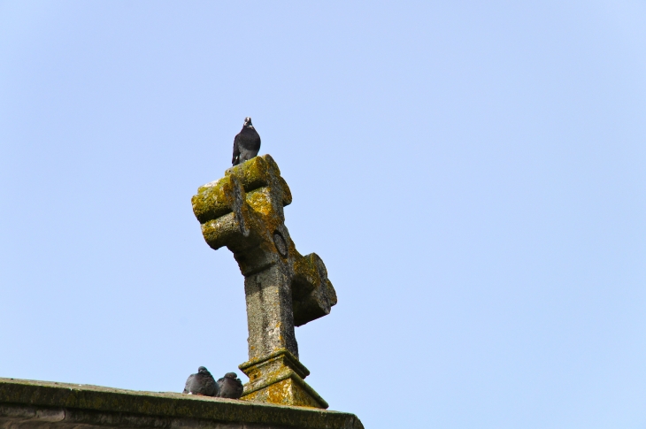 Croix surplombant le fronton de l'église - Razac-sur-l'Isle