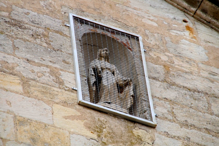 Statuette de la Vierge, incrustée dans le fronton de l'église - Razac-sur-l'Isle