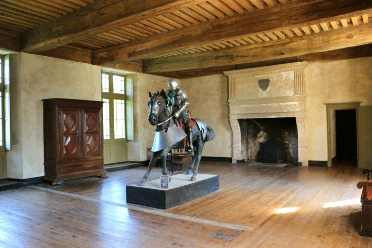 Le château de Bridoire : dans la salle d'armes - Ribagnac