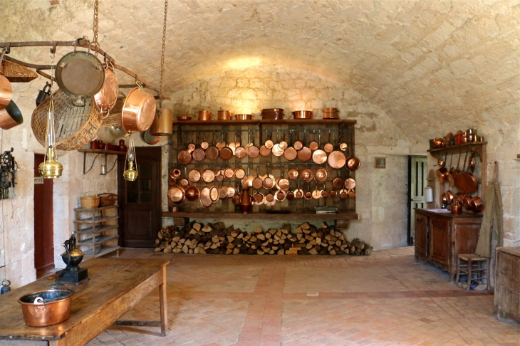 Le château de Bridoire : la cuisine et sa prestigieuse collection de plus de 100 cuivres - Ribagnac