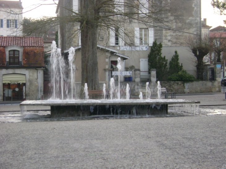 La fontaine sur la place - Ribérac