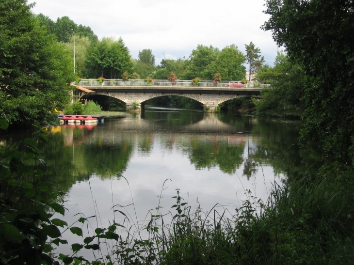 Ribérac. Pont sur la Dronne