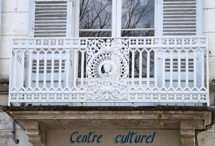 Noble visage sur une ferronnerie de balcon. - Ribérac