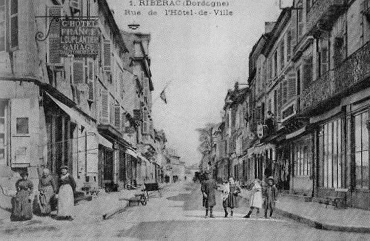 Début XXe siècle - Rue de l'Hotel de Ville (carte postale ancienne). - Ribérac