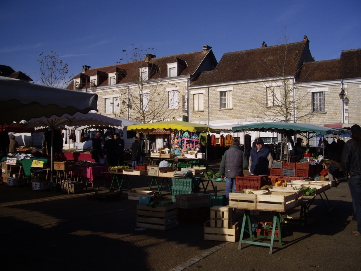 Le marché du dimanche matin. - Rouffignac-Saint-Cernin-de-Reilhac