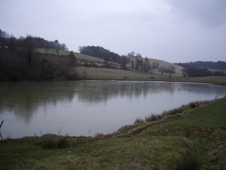 Retenue collinaire dans un vallon aux pieds des lieux-dits La Mouthe et La  Fromentinie. - Rouffignac-Saint-Cernin-de-Reilhac