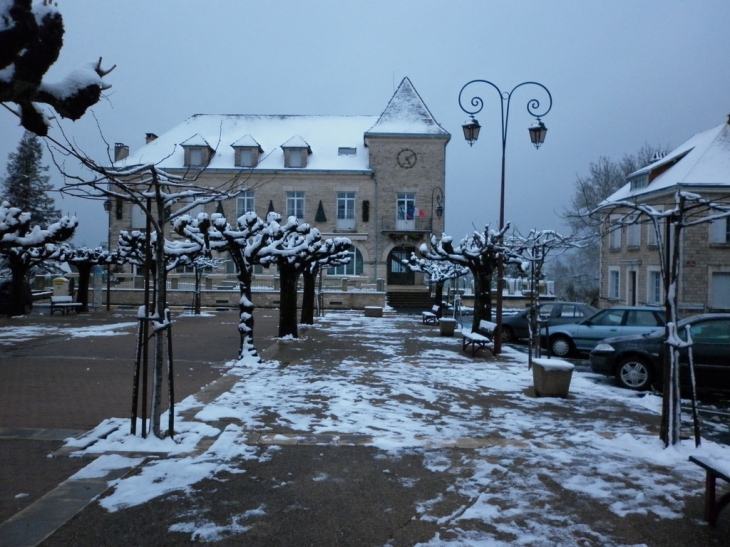 La mairie sous la neige de Noël 2010. - Rouffignac-Saint-Cernin-de-Reilhac