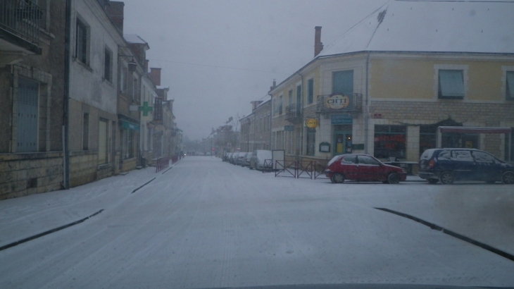 La rue principale sous la neige. - Rouffignac-Saint-Cernin-de-Reilhac