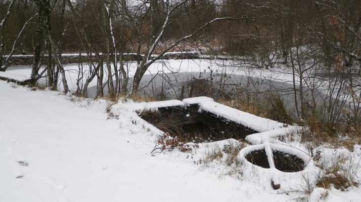 Le lavoir de Font de Leyge sous la neige. - Rouffignac-Saint-Cernin-de-Reilhac