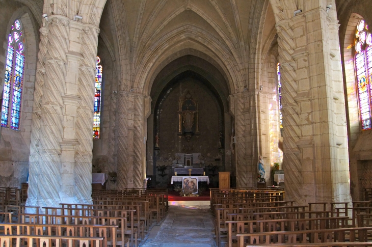 L'intérieur gothique flamboyant présente deux travées voûtées d'ogives cernées de colonnes à moulures en hélice. - Rouffignac-Saint-Cernin-de-Reilhac