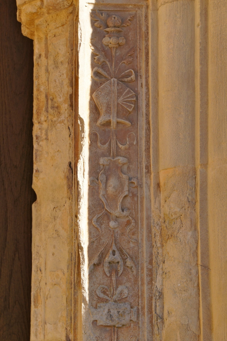 Détail : Portail de l'église. - Rouffignac-Saint-Cernin-de-Reilhac