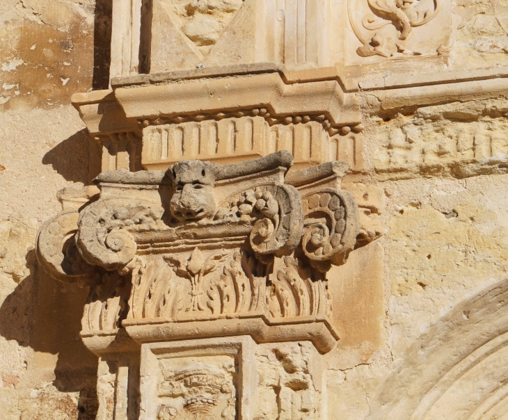 Detail-chapiteau-corinthien-du-portail-de-l-eglise - Rouffignac-Saint-Cernin-de-Reilhac