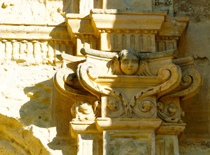 Détail : Chapiteau corinthien du portail de l'église. - Rouffignac-Saint-Cernin-de-Reilhac