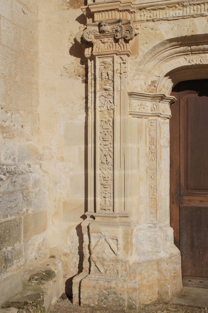 Portail de l'église. - Rouffignac-Saint-Cernin-de-Reilhac