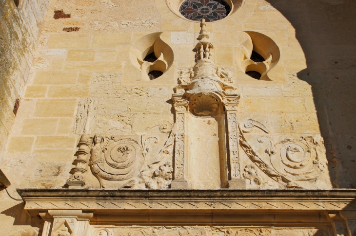 Linteau sculté du portail. - Rouffignac-Saint-Cernin-de-Reilhac