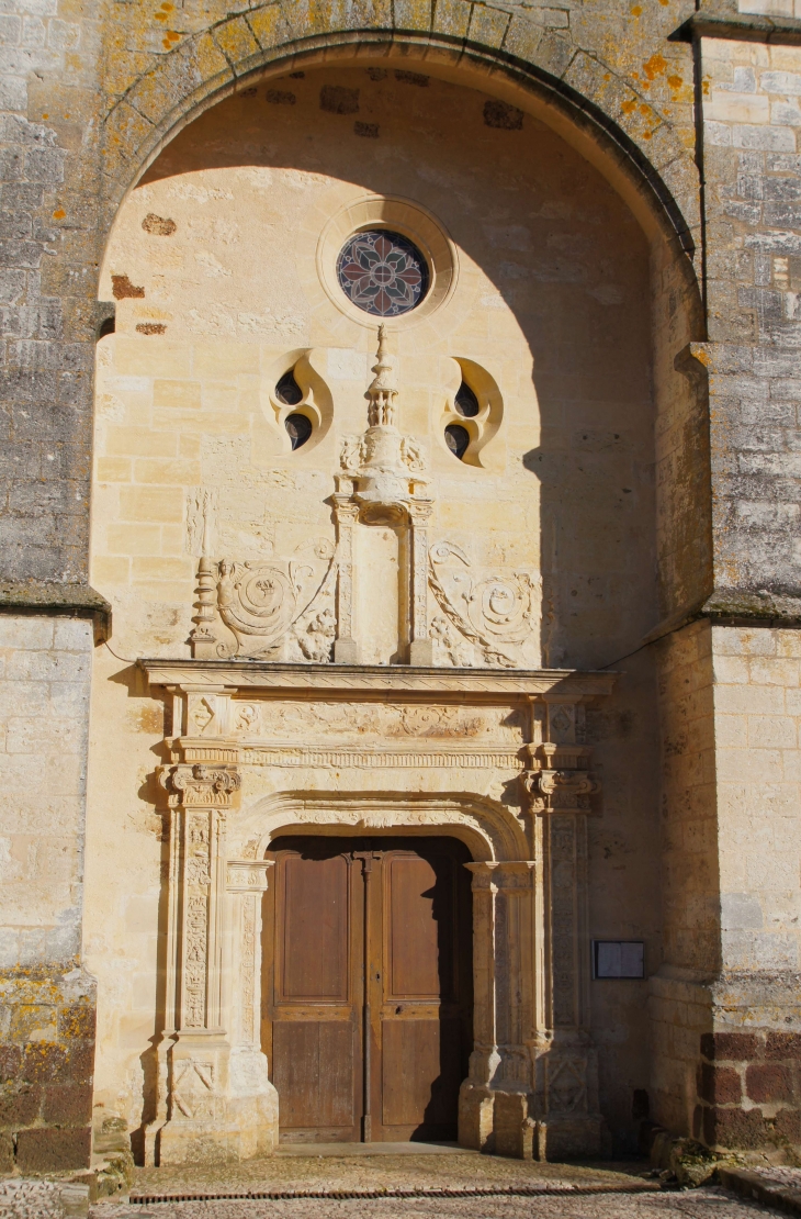 Le portail de la première Renaissance décoré de chapiteaux corinthiens et surplombé d'un linteau sculté. - Rouffignac-Saint-Cernin-de-Reilhac