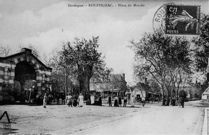 Place du Marché, vers 1910 (carte postaleancienne). - Rouffignac-Saint-Cernin-de-Reilhac