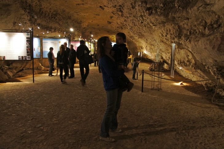 Dans la grotte de Rouffignac. - Rouffignac-Saint-Cernin-de-Reilhac