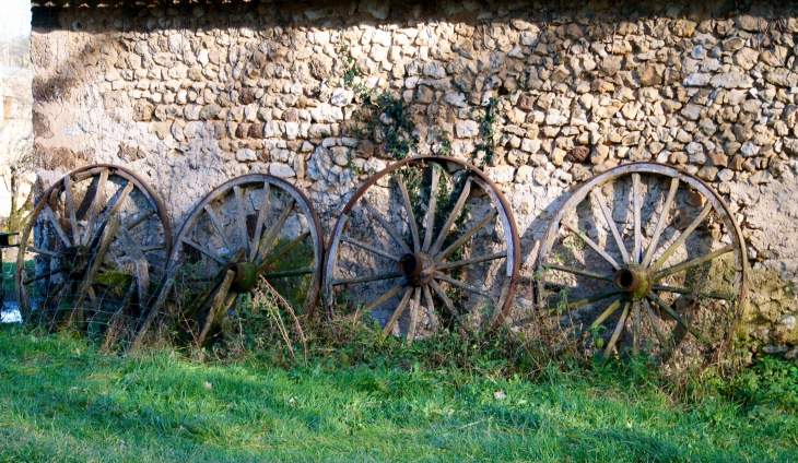 Près du château de l'Herm, roues de charrettes d'un temps révolu ! - Rouffignac-Saint-Cernin-de-Reilhac