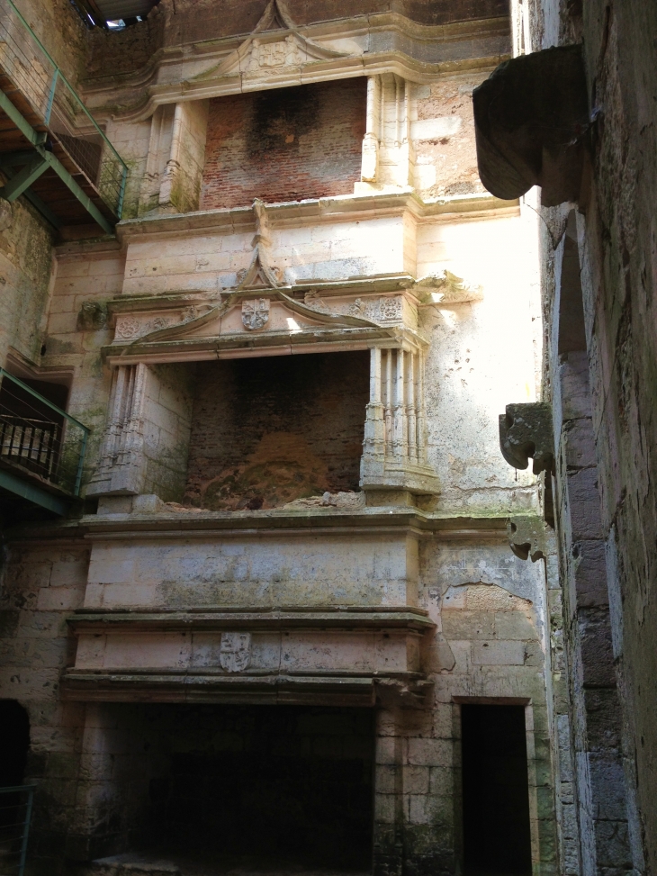 Cheminées 16ème du château de l'Herm. - Rouffignac-Saint-Cernin-de-Reilhac