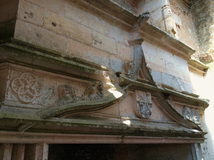 Décor d'une cheminée du château de l'Herm. - Rouffignac-Saint-Cernin-de-Reilhac