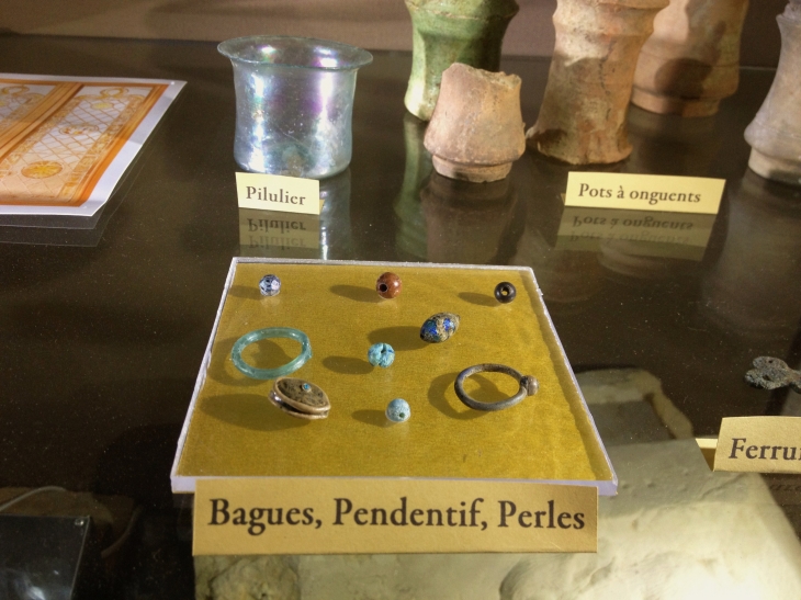 Vitrine d'objets trouvés lors de fouilles au château de l'Herm. - Rouffignac-Saint-Cernin-de-Reilhac