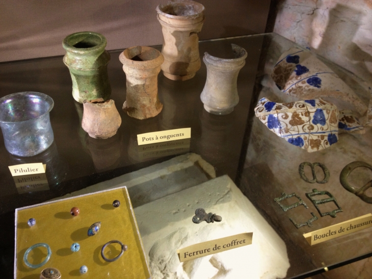 Objets trouvés lors de fouilles au château de l'Herm. - Rouffignac-Saint-Cernin-de-Reilhac