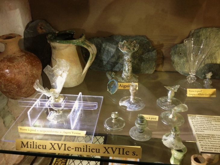 Objets trouvés lors de fouilles au château de l'Herm. - Rouffignac-Saint-Cernin-de-Reilhac