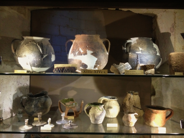 Objets trouvés lors de fouilles au château de l'Herm. - Rouffignac-Saint-Cernin-de-Reilhac