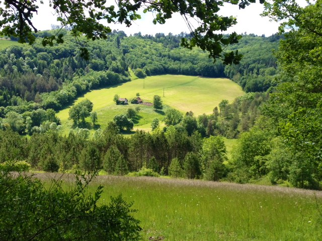 Paysage de la vallée du Labinche près de la grotte des cent mamouths. - Rouffignac-Saint-Cernin-de-Reilhac