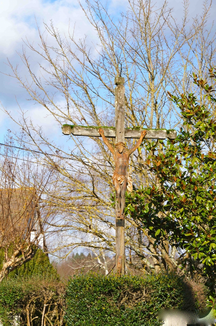Christ en croix au carrefour de Varennes. - Saint-Agne