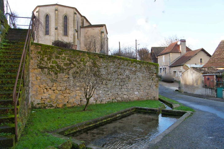 Le Lavoir-bassin au pied de l'église. - Saint-Agne