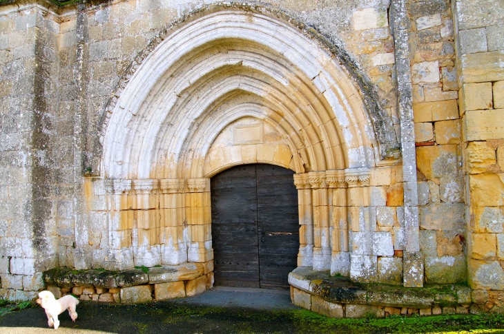 Le portail de l'église. - Saint-Agne